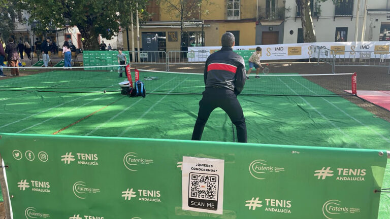 El CTT Blas Infante junto a la Federación Andaluza de Tenis, participan en la actividad "Vive el deporte en tu barrio"