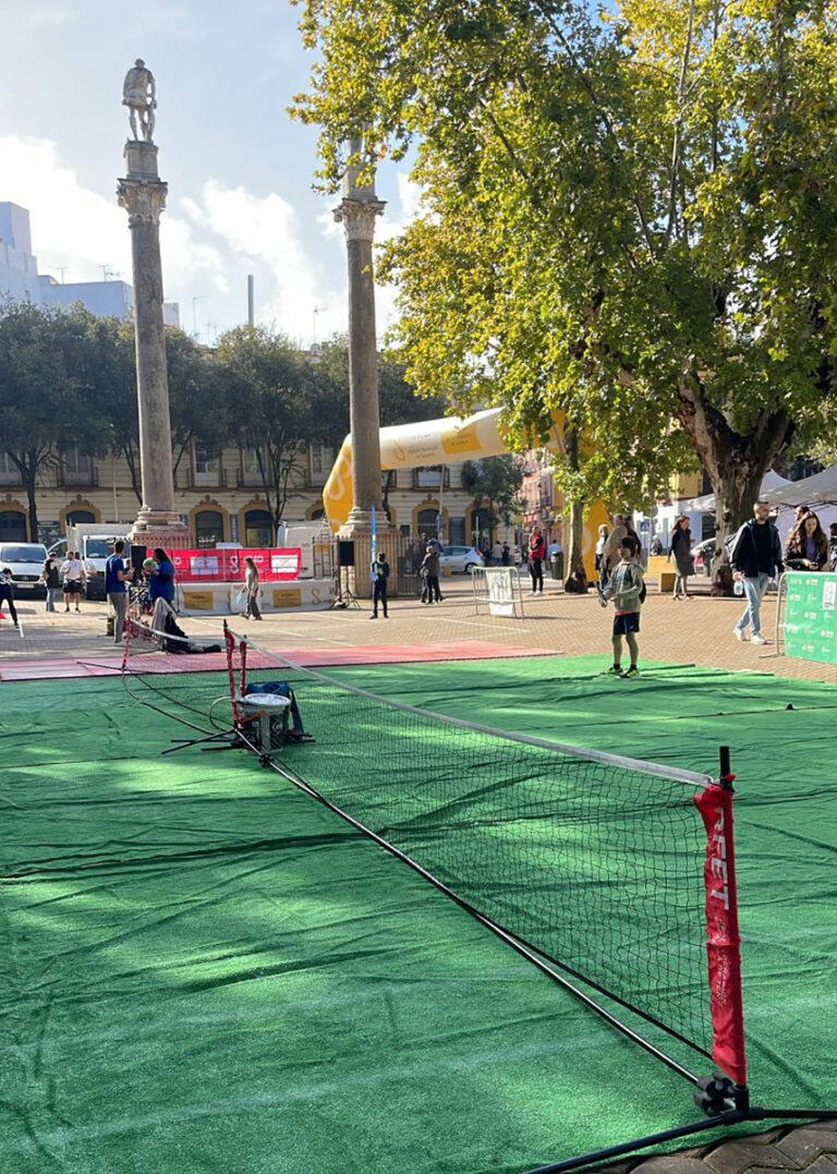 El CTT Blas Infante junto a la Federación Andaluza de Tenis, participan en la actividad "Vive el deporte en tu barrio"