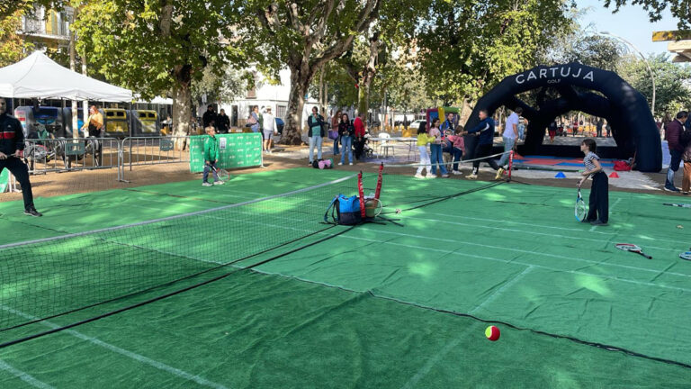 El CTT Blas Infante junto a la Federación Andaluza de Tenis, participan en la actividad "Vive el deporte en tu barrio"