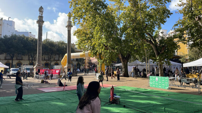 El CTT Blas Infante junto a la Federación Andaluza de Tenis, participan en la actividad "Vive el deporte en tu barrio"