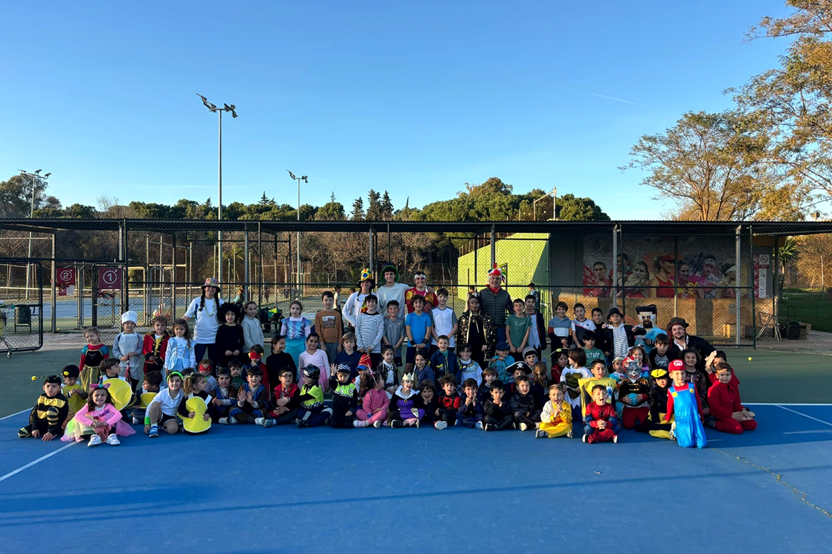 Jornada de Carnaval en la Escuela de Tenis del CTT Blas Infante de Sevilla